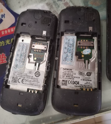两台洛基亚手机没电池不知道能不能开机，有一...