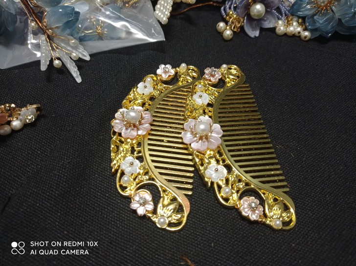 蝶贝发梳,一共两个,55一只包邮.两只10...