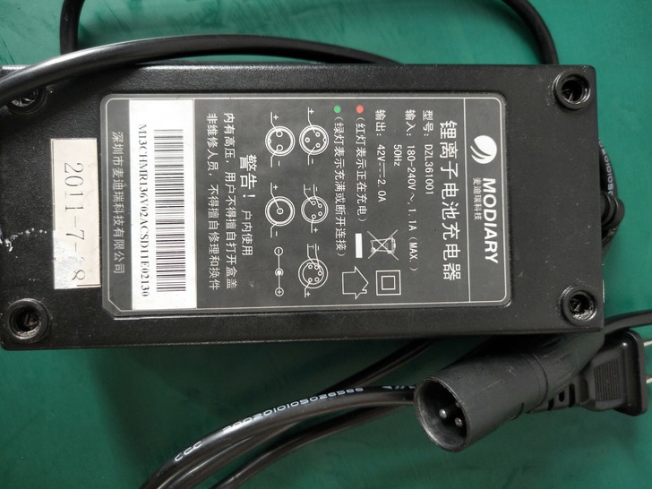 麦德瑞电动车充电器，36V，好的