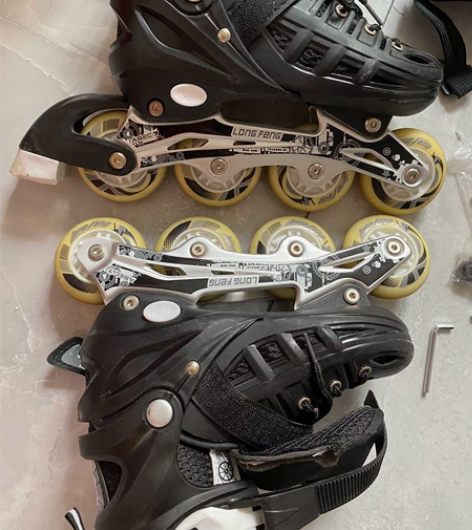 溜冰鞋，成年人旱冰鞋直排升级款亚光黑。带刹...