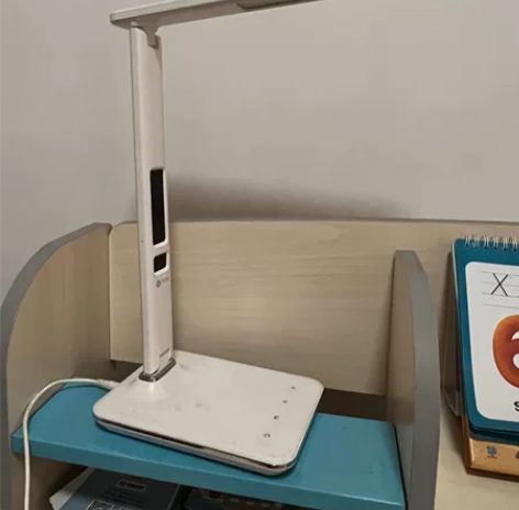 ottlite护眼灯 太久没用了 有点脏 ...