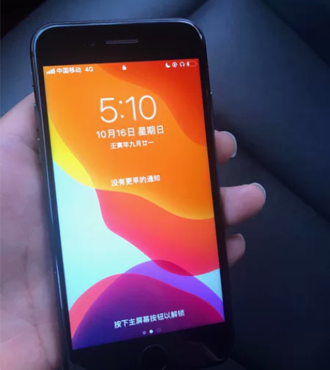 苹果8黑色64自用手机基本带套所以外观很新...