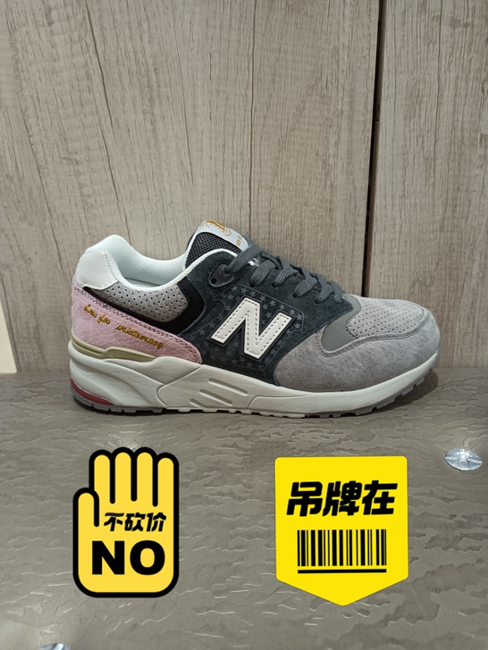 新百伦正品全新，每双鞋的左脚鞋舌那里都有一...