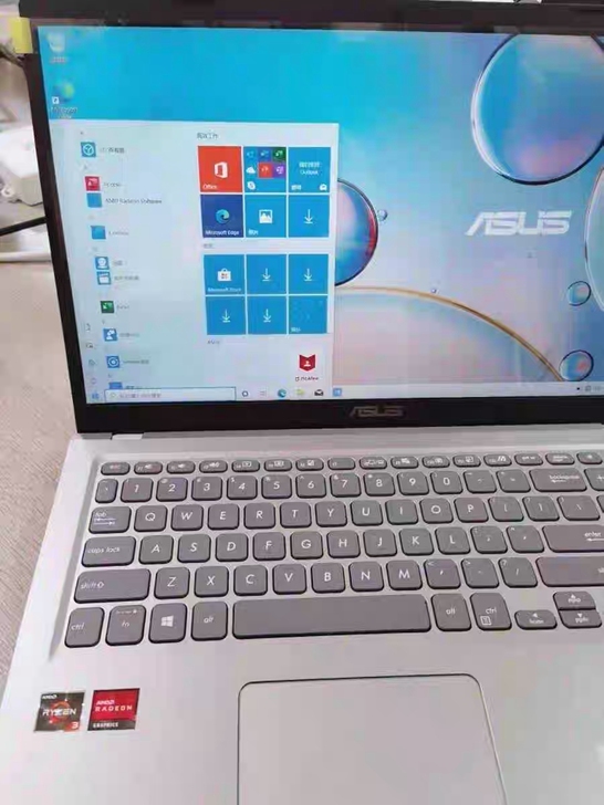 华硕的本本,8核,银色,16 g。