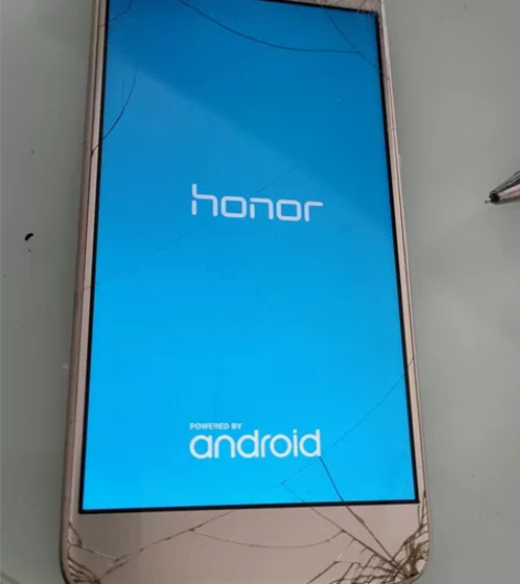 荣耀8青春版  前后玻璃碎显示正常，成色差...