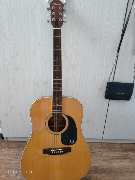 十年前琴行专卖店买的吉他，虽闲置，但几乎没...