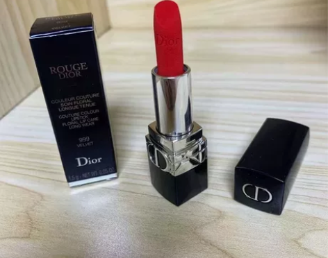 迪奥999小样 是一个很经典的正红色,超级...