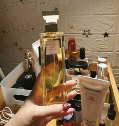 伊丽莎白雅顿 第五大道香水，香味很高级，性...