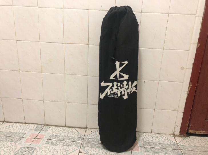 不止滑板也是没玩滑板了板下面有划痕但是我觉...
