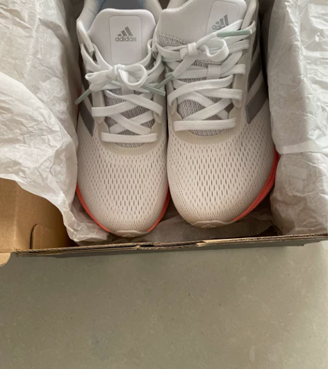 阿迪女运动鞋Boost鞋底 全新仅试穿 京...