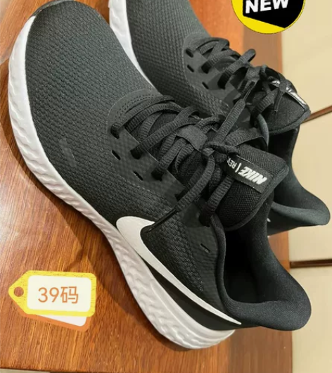 白菜价～全新耐克Nike Revoluti...