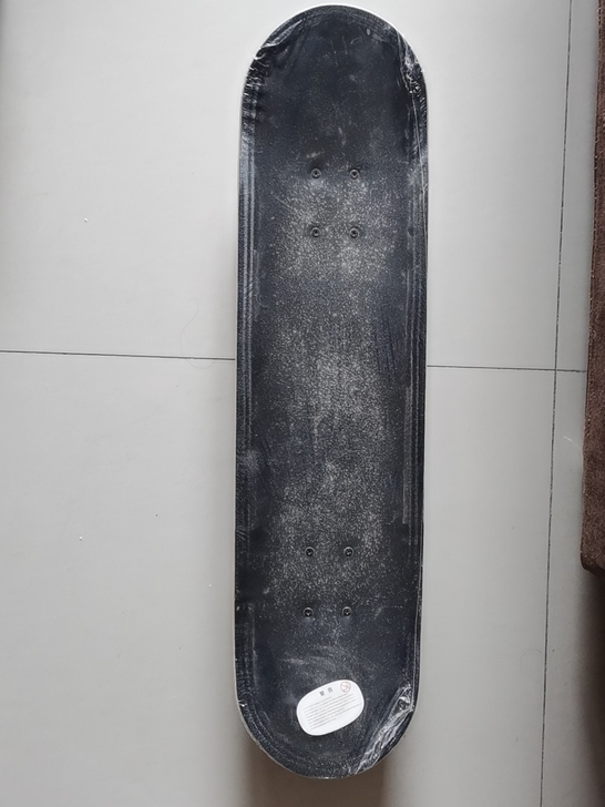 买了不到半年的滑板。没用几次，薄膜都没拆，...