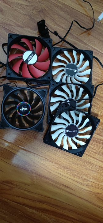 电脑机箱散热风扇  一共6个  三个普通的...