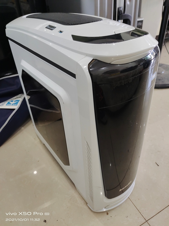 电脑空机箱，航嘉大机箱，自用拆机，别的卖了...