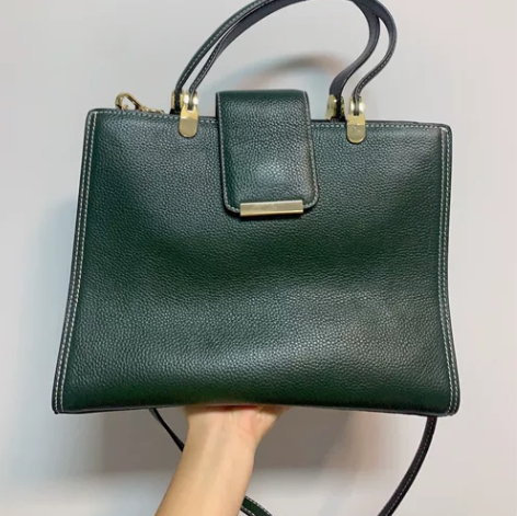 女士皮挎包 买了两年了一直闲置 没背过几次...