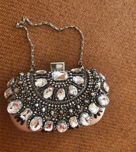 钉珠手包手拿包 很贵气 很新,只用一次几乎...