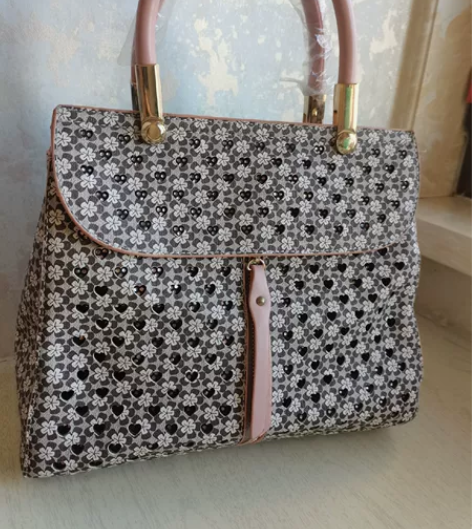 出闲置全新手拿包可夏斜挎 买回来一天没背 ...