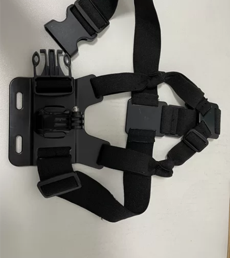 运动相机固定带，一个是固定在头盔前下巴的位...