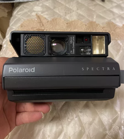 宝丽来相机一个。带盒子。品相如图. 188...