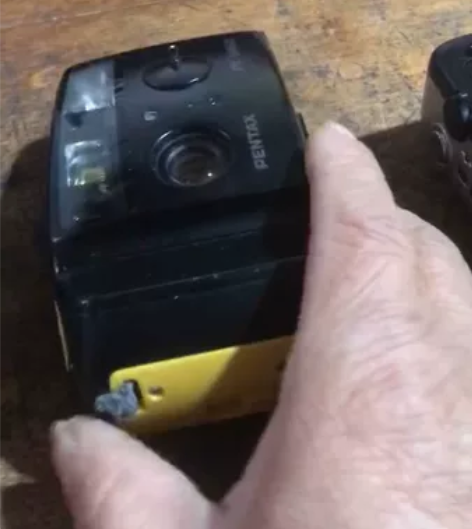 宾得傻瓜相机品相如图黑色不通电银色的通电闪...