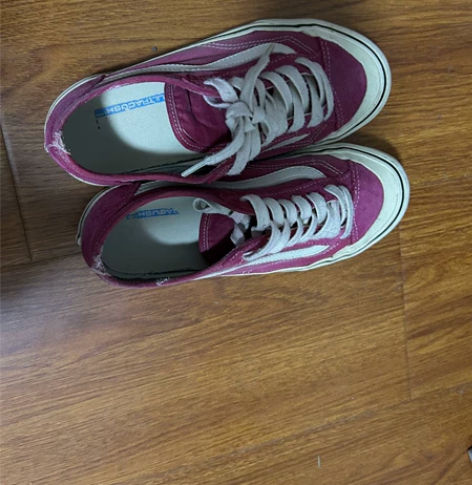 vans的鞋 店里买的 有些旧了 给钱就出...