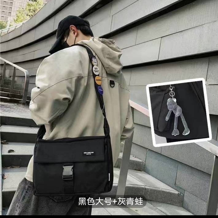 斜挎包男士ins潮牌日系休闲百搭学生工装包...