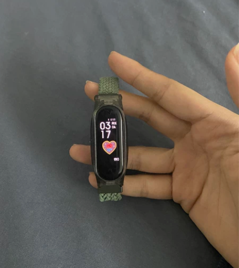 小米手环5nfc版 很新，带充电器，表带断...