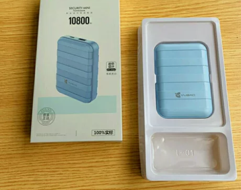 10000毫安超大容量充电宝，充电快 感兴...