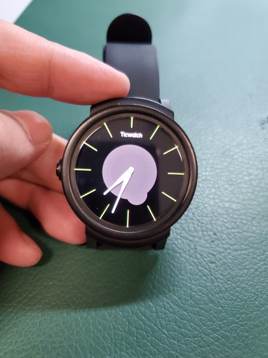 ticwatch E 买了没怎么戴过，屏幕...