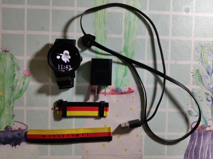 自用Ticwatch E  原装充电器