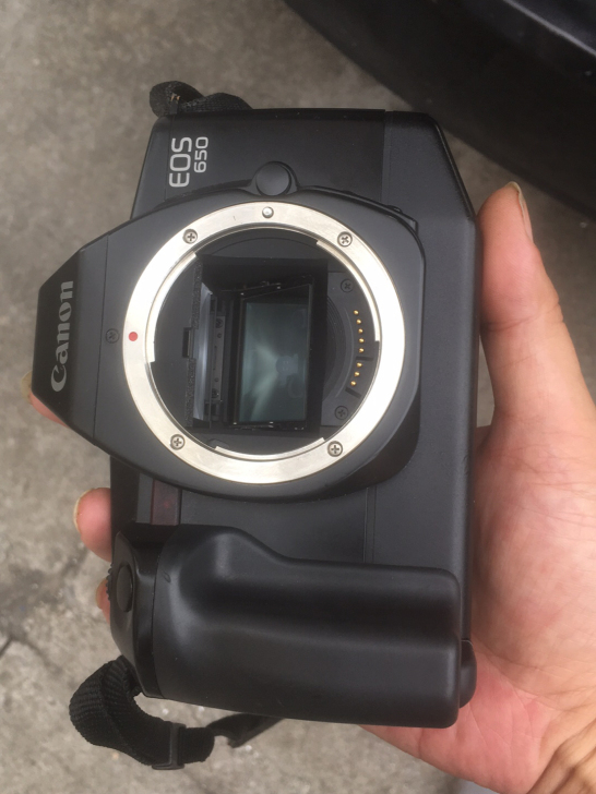 成色不错的佳能650胶卷相机，工作一切正常...