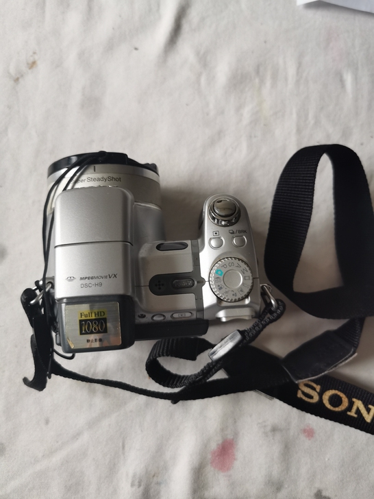 SONY数码照相机，型号DSC-H9。