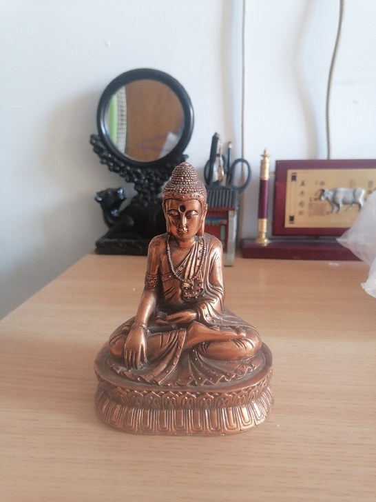 有一个七八十年代的一个铜佛，有喜欢的联系我...