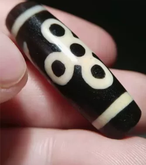 整体蕞高糯五眼闪电天珠，天珠典藏嫩黄线漆黑...