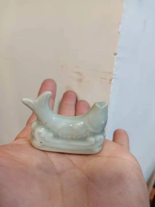 几十年，豆青釉，鱼形小笔架！感兴趣的话点#...