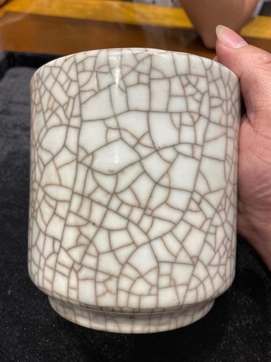中期哥釉笔筒，高12厘米，全品