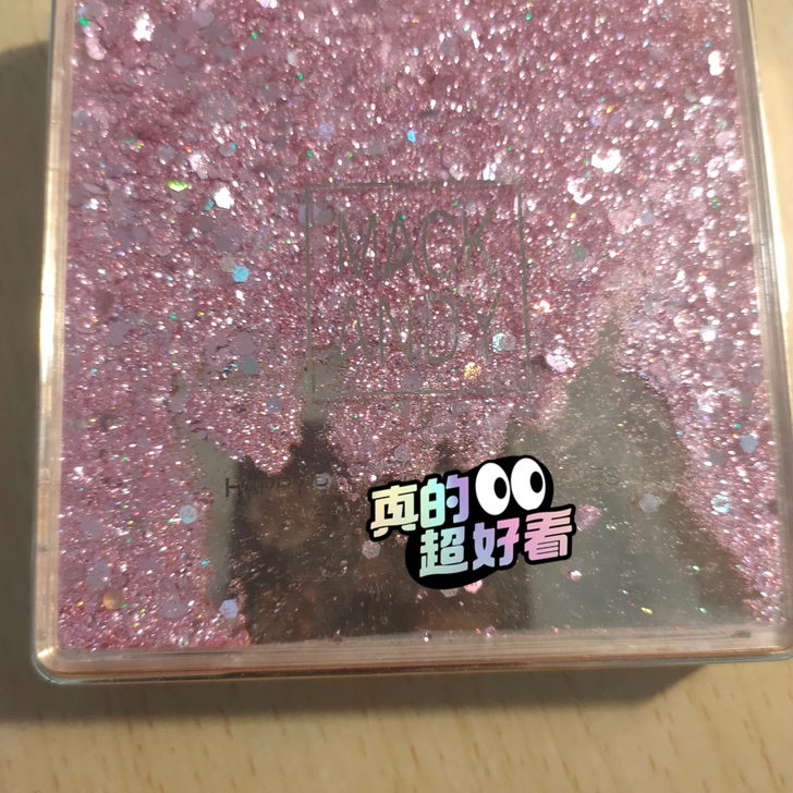 （）一个很好看的眼影盘～粉质也还不错，眼影...
