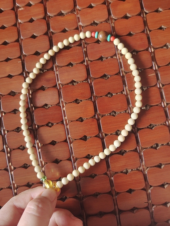 天然澳宝可以做手串两圈带，也可以做锁骨链带。