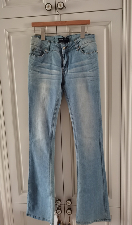 牛仔裤 轻微弹性 裤腿有小喇叭形设计