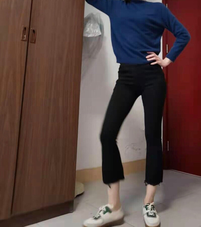 黑色微喇牛仔裤