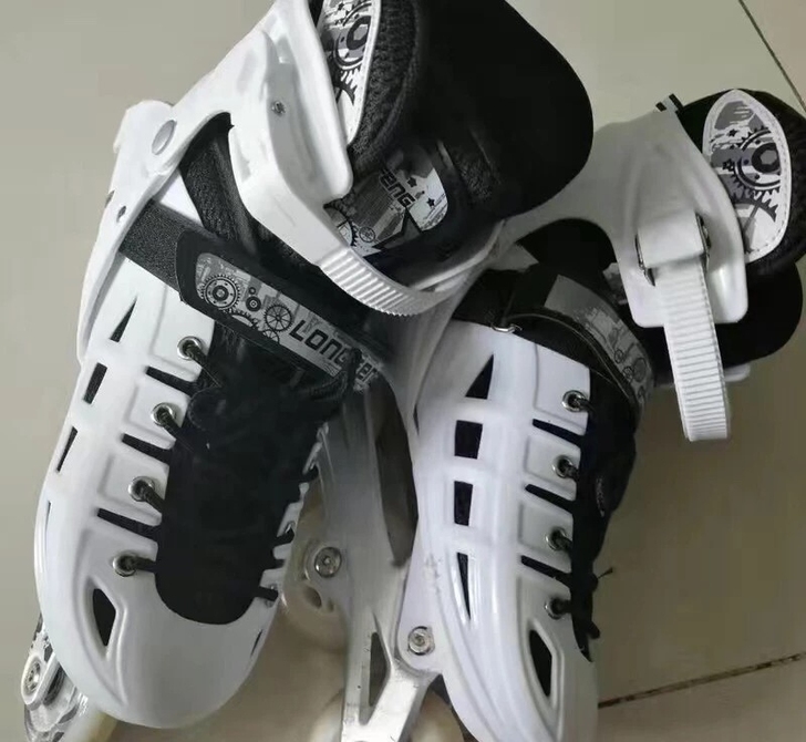 大学轮滑社囤的轮滑鞋，跟商家谈了低价所以买...