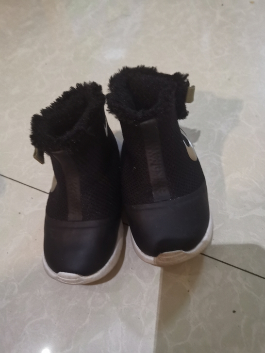 金勾耐克，实体店购买，内长14，冬天款，很...