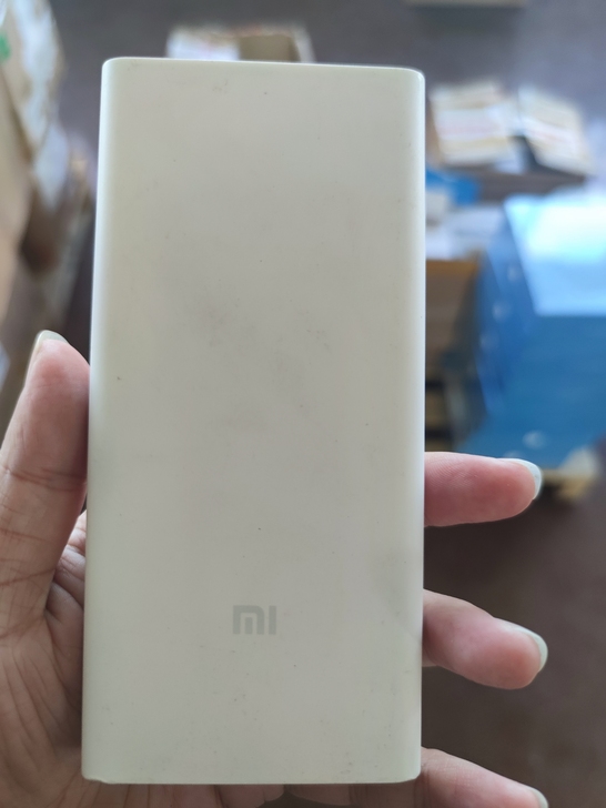 小米无线充电宝青春版，不带包装，外观有污渍...