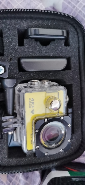 4K超清防抖运动相机一整套支架等等全在两块...