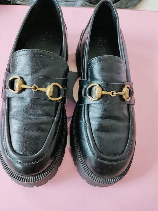 鞋子断舍离了，帆布鞋5块包邮走，其他大部分...