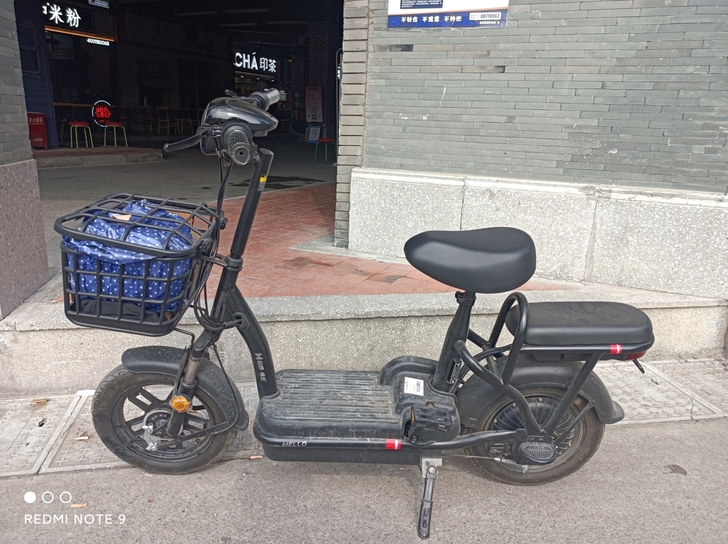 买了一个月，上班每天一公里车身一点划痕没有...