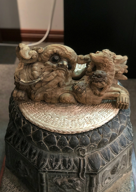 清代老木雕太师少保楠木木雕醒狮欢喜狮子案头...