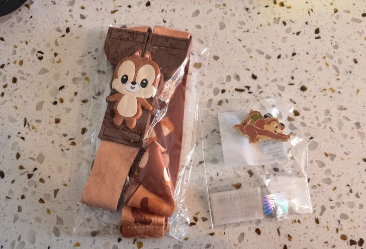 上海迪士尼正品，全新奇奇蒂蒂手机绳加徽章，...