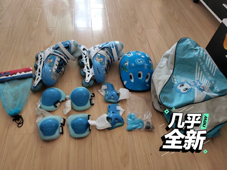 几乎全新,就穿了两三次没学会,轮子带闪光,...