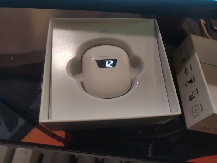 森麦蓝牙耳机，右耳有磨损，正常使用便宜出